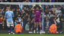 Kiper Manchester City, Jordan Pickford (kanan) melakukan psywar saat pemain Manchester City, Erling Haaland bersiap melakukan tendangan penalti pada laga lanjutan Liga Inggris 2024/2025 di Etihad Stadium, Manchester, Inggris, Kamis (26/12/2024). (AFP/Darren Staples)