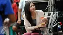 Jessica Mila istirahat sejenak saat syuting sinetron Ganteng-Ganteng Serigala di kawasan Buperta Cibubur, Jakarta, Rabu (22/7/2015). (Liputan6.com/Panji Diksana) 