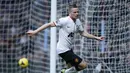 Gelandang Manchester United Tom Cleverley melakukan selebrasi setelah berhasil memperbesar kedudukan pada pertandingan sepak bola Liga Utama Inggris antara Aston Villa vs Manchester United di Villa Park Birmingham (151213). (AFP/Adrian Dennis)