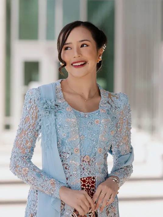 Beby Tsabina mengenakan kebaya kutubaru berwarna sky blue dari  Delmora Attire [@bebytsabina]