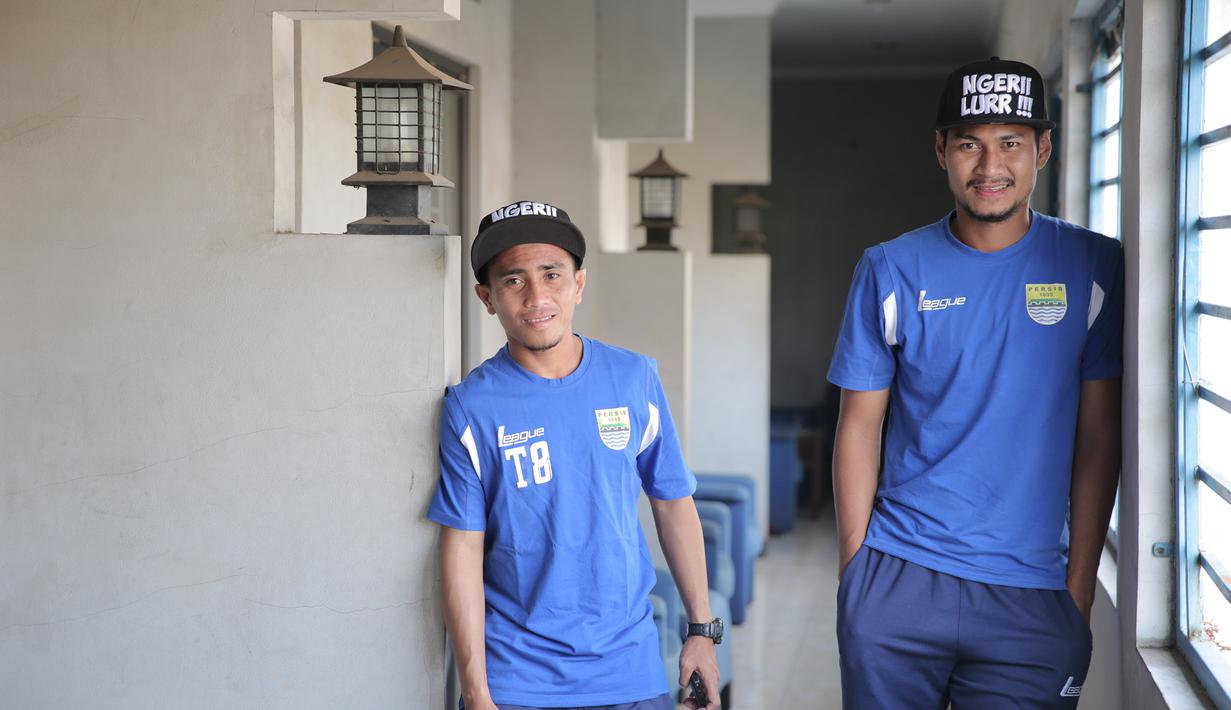 Gaya Taufiq (kiri) dan Abdulrahman di Mess Persib sebelum berangkat ke Jakarta, Jumat (16/10/2015). (Bola.com/Vitalis Yogi Trisna)