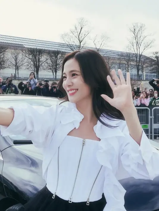 Melengkapi gaya monokromnya, Jisoo mengenakan bawahan mini skirt hitam bergaya ruffle dengan bahan lace. Rok tersebut memiliki aksen rumbai romantis yang diambil langsung dari fashion show. [@sooyaaa__]
