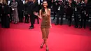 <p>Bella Hadid menjadi pusat perhatian dengan memilih untuk tampil tanpa bra di balik gaun malam Saint Laurent yang tipis dan pas di badan. (Photo by Daniel Cole/Invision/AP)</p>