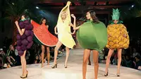 Para model membawakan busana karya Charlotte Olympia dalam London Fashion Week Spring/Summer 2017 di London, Inggris, (18/9). Model memperagakan busana unik dengan kostum berbagai buah. (REUTERS/Neil Hall)