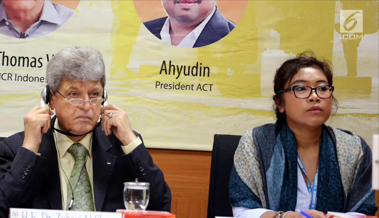 Dubes Palestina untuk Indonesia Zuhair Al Shun bersama UNHCR Indonesia Dina Hapsari saat diskusi Ambassador Talks, Jakarta, Selasa (17/4). Diskusi membahas penanganan pengungsi di negara konflik dan pengaruhnya secara global. (Liputan6.com/JohanTallo)