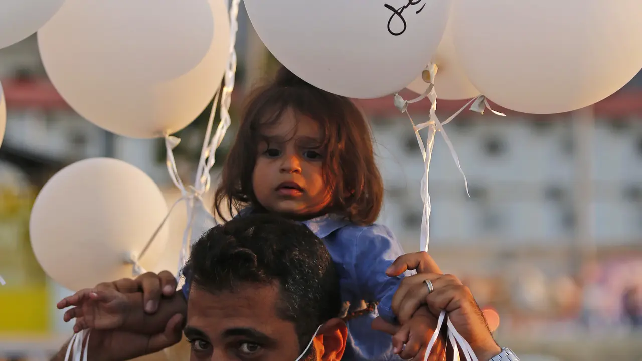 FOTO: Peringati Ledakan, Warga Terbangkan Balon di Pelabuhan Beirut