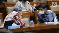 Wakil Menteri Kesehatan Dante Saksono Harbuwono (kanan) berbincang disela rapat kerja dengan Komisi IX DPR di Senayan, Jakarta, Senin (23/5/2022). Rapat membahas kondisi terkini kasus hepatitis akut dan langkah-langkah penanganannya dan membahas persiapan transisi pandemi menuju endemi termasuk penanganan emerging desease. (Liputan6.com/Angga Yuniar)