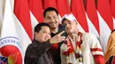 <p>Erick Thohir (kiri) dan&nbsp;Menteri Pemuda dan Olahraga Dito Ariotedjo foto bersama dengan Rizki Juniansyah pada saat di&nbsp;Bandara Internasional Soekarno-Hatta, Tangerang, Selasa (13/8/2024). (Abdul Aziz/Bola.com).</p>