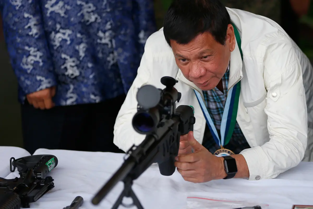 Lawan Ancaman Terorisme, Duterte Jajal Senjata Kiriman dari China