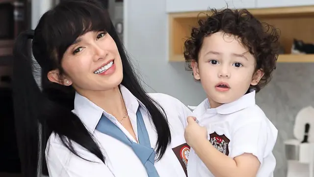 [Fimela] Keluarga Ussy Sulistiawaty