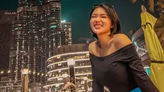 Gaya kasual Wika Salim dengan busana off shoulder ini pun tak lepas dari perhatian netizen. Dirinya tampil sederhana dengan busana hitam lengkap dengan kacamata saat berlibur di Dubai. (Liputan6.com/IG/@wikasalim)