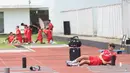 Pelatih Timnas Indonesia, John Herdman, menekankan pentingnya kesiapan mental dan fokus sejak menit awal agar tidak kecolongan oleh Bulgaria. Tampak dalam foto, para pemain Timnas Indonesia saat sesi latihan untuk FIFA Series 2026 Stadion Madya, Kompleks Gelora Bung Karno, Senayan, Jakarta, Minggu (29/3/2026). (Bola.com/M Iqbal Ichsan)