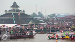 Suasana kemeriahan Karnaval Air di Sungai Kapuas , Kalimantan Barat, Sabtu (22/8/2015). Rencananya sungai Kapuas akan menjadi kawasan waterfront City di Indonesia. (Liputan6.com/Faizal Fanani)