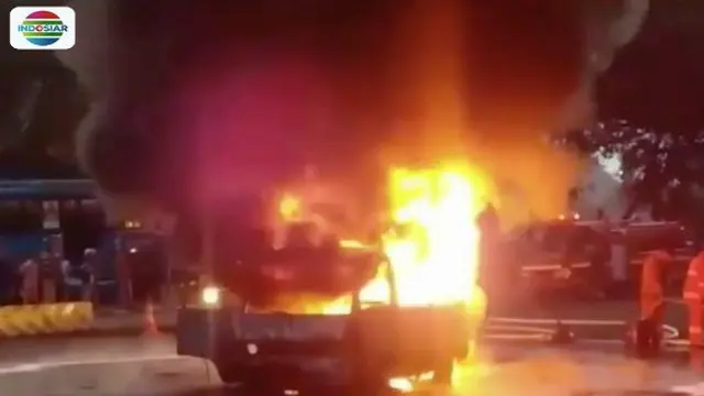 Sebuah minibus pembawa 23 jeriken BBM terbakar di depan Masjid Istiqlal, Jakarta Pusat.