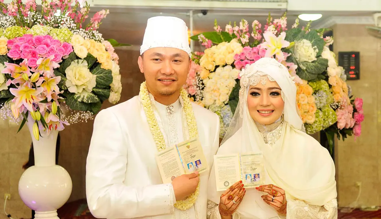 Rona kebahagiaan terpancar dari wajah Nuri Maulida dan Pandu Kesuma Dewangsa usai prosesi ijab kabul, Jakarta, Minggu (9/11/2014). (Liputan6.com/Panji Diksana) 