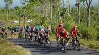 Tanjakan sejauh 25 Km harus ditaklukan para pebalap yang bersaing di etape 3 Internasional Tour De Banyuwangi Ijen 2014. Tampak, beberapa pebalap mencoba menaklukkan salah satu tanjakan di etape 3 ITdBI, (18/10/2014). (Liputan6.com/Helmi Fithriansyah)