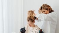 Ilustrasi ibu dan anak. (Photo by Karolina Grabowska: https://www.pexels.com/photo/woman-giving-a-hairstyle-to-her-daughter-6954854/)
