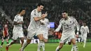 Usaha pemain berkebangsaan Inggris tersebut untuk menyundul bola malah mengenai kepala James Hill ke gawangnya sendiri pada menit ke-71. (AFP/Glyn Kirk)
