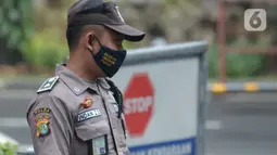 Seorang Satuan Pengamanan (Satpam) terlihat di salah satu perkantoran kawasan Jakarta, Selasa (16/2/2021). Seragam baru berwarna cokelat mirip seragam polisi tersebut untuk memuliakan Satpam dan menjadikan unsur pengamanan menjadi bagian penting dalam suatu aktivitas. (merdeka.com/Imam Buhori)