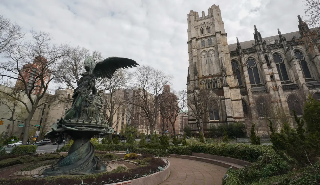 Katedral St. John the Divine yang akan menjadi rumah sakit lapangan untuk menangani pasien virus corona (Covid-19) di New York, 7 April 2020.  Pejabat katedral mengatakan, rumah sakit darurat tersebut diharapkan sudah bisa digunakan dalam sepekan ke depan. (Bryan R. Smith/AFP)