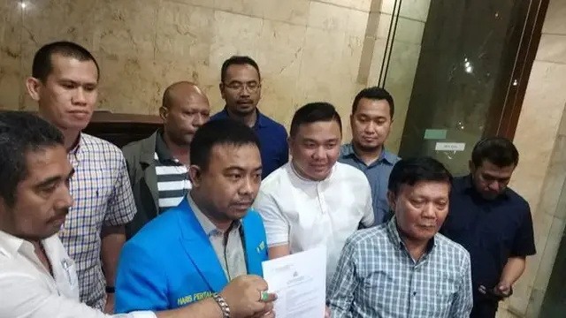 Ketua Umum KNPI Haris Pertama mengaku mendapatkan teror usai dirinya melaporkan Permadi Arya atau akrab disapa Abu Janda ke polisi.