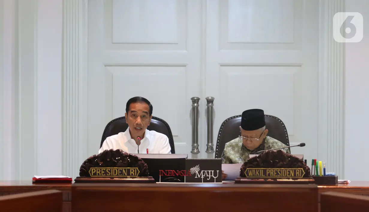 <p>Presiden Joko Widodo didampingi Wakil Presiden Ma'ruf Amin memimpin rapat terbatas di Kantor Presiden, Jakarta, Senin (9/12/2019). Ratas tersebut membahas pelaksanaan program kredit usaha rakyat tahun 2020. (Liputan6.com/Angga Yuniar)</p>