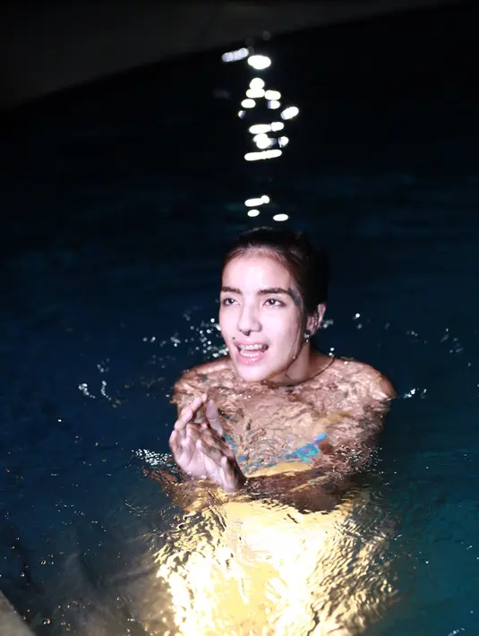 Baginya, berenang bareng merupakan sarana dia untuk selalu mendekatkan dengan anak-anaknya. (Galih W. Satria/Bintang.com)