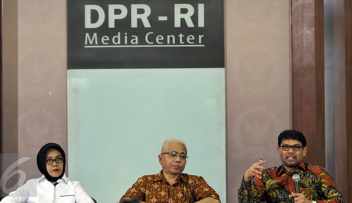 Ki-ka: Kepala BPHN Kemenkumham Enny Nurbaningsih, Pakar Hukum Pidana UI Akhyar Salmi dan Anggota Komisi III DPR Nasir Djamil saat diskusi revisi UU KUHP di Gedung DPR, Jakarta, Selasa (15/3/2016). (Liputan6.com/Johan Tallo)