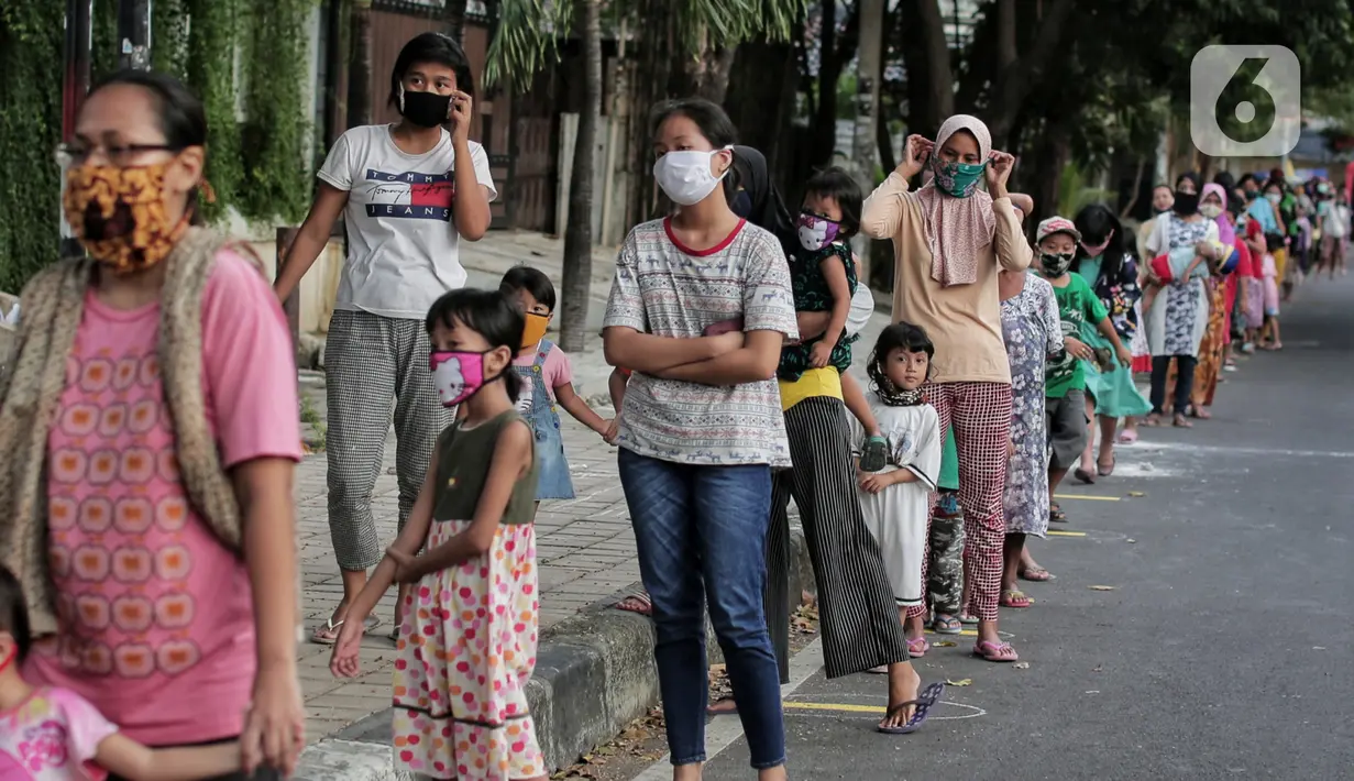 Warga menerapkan jaga jarak aman saat antre untuk mendapatkan takjil di Jalan Cempaka Putih Raya, Jakarta, Senin (11/5/2020). Setiap hari selama Ramadan, masyarakat sekitar membagikan 350 takjil kepada warga kurang mampu dan terdampak virus corona COVID-19. (Liputan6.com/Johan Tallo)