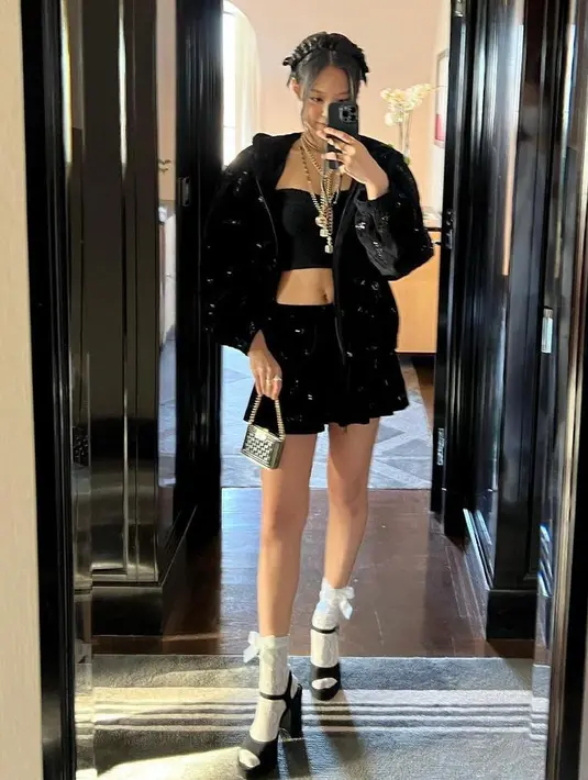 Pelantun lagu “Solo” itu tampil elegan berbalut strapless crop top hitam, dipadukan dengan rok mini berbahan suede warna senada.  (Instagram/jennierubyjane).