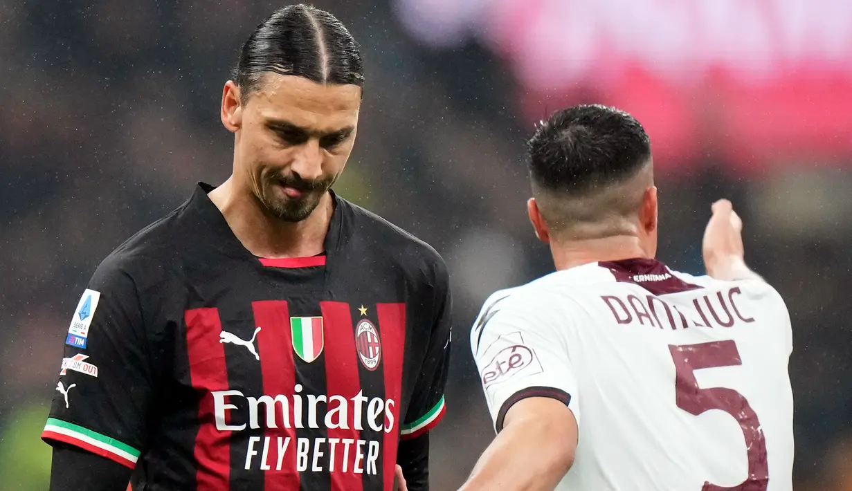 Reaksi pemain AC Milan Zlatan Ibrahimovic (kiri) dan pemain Salernitana Flavius Daniliuc pada pertandingan sepak bola Serie A Liga Italia di Stadion San Siro, Milan, Italia, 13 Maret 2023. Pertandingan berakhir imbang dengan skor 1-1. (AP Photo/Luca Bruno)