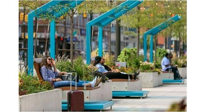 6 Potret Desain Perkotaan yang Bikin Orang Betah Menunggu Bus di Halte