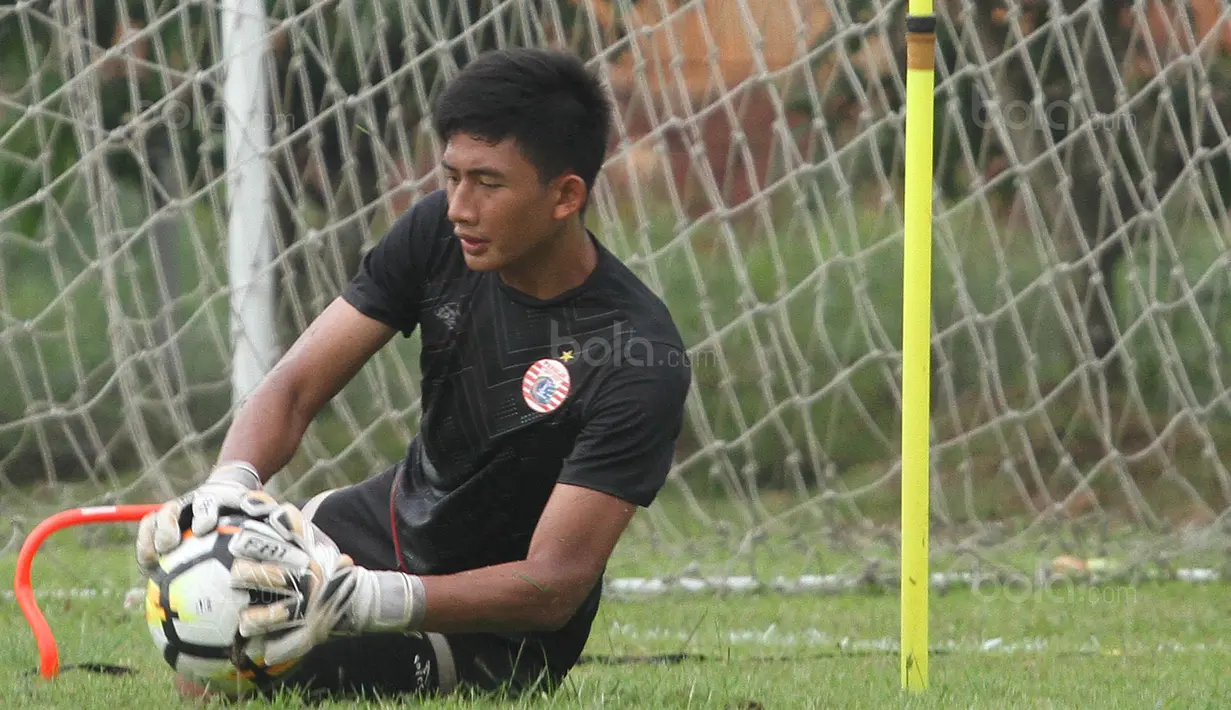 Kiper Persija Jakarta, Gianluca Rossi, menangkap bola saat latihan di Lapangan Sutasoma, Jakarta, Senin (26/3/2018). Macan Kemayoran merekrut kiper Timnas Indonesia U-19 untuk mengisi kuota tambahan. (Bola.com/Asprilla Dwi Adha)