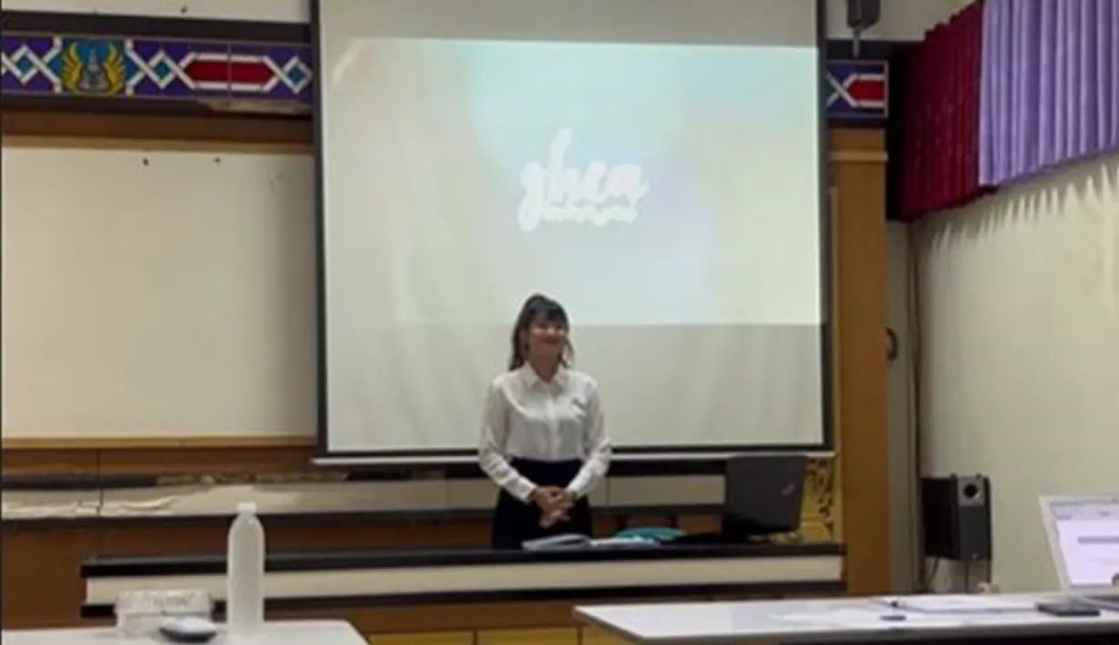 Di sela jadwal manggungnya yang padat, Ghea akhirnya bisa meluangkan waktu untuk merampungkan kuliahnya dengan sidang akhir. Ia mengungkapkan dua kali ke Jogja tanpa persiapan. Penerbangan yang mepet, hingga tidak membawa baju karena kejar-kejaran dengan jadwal manggung. (Liputan6.com/IG/@gheaindrawari)