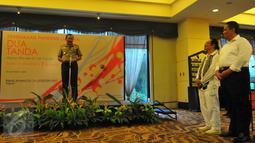 Kapolri Jenderal Badrodin Haiti meresmikan Pameran Lukisan Dua Tanda di Hotel Sultan Jakarta, Senin (21/3/2016). Kapolri Badrodin Haiti memberikan apresiasi yang besar untuk Pameran Lukisan Dua Tanda. (Liputan6.com/Faisal R Syam)