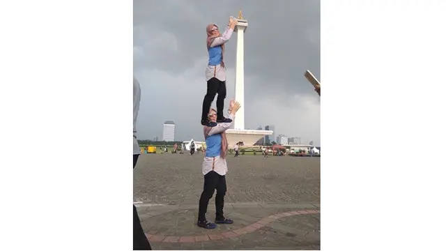 Editin Foto Saat Pegang Emas Monas Ini Hasilnya Kocak Banget