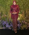 Aurel Hermansyah tampil menawan mengenakan atasan bersiluet kebaya yang unik untuk pengguna hijab yang bisa jadi inspirasi. Detail crossing dengan taburan payet emas yang menambah nuansa mewah, serta padu padan kain wastra senada untuk rok menyempurnakan keseluruhan penampilan Aurel di sini. [Foto: Instagram/aurelie.hermansyah]