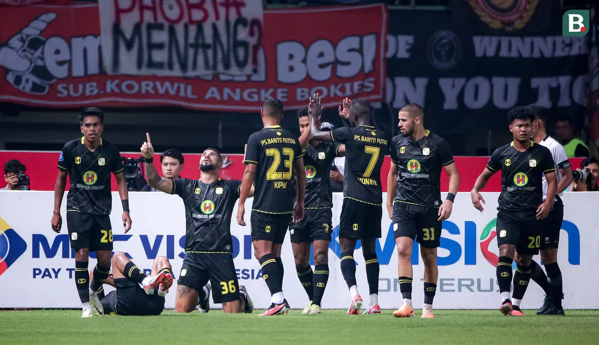 <p>Pemain Barito Putera, Renan Da Silva Alves (ketiga kiri) melakukan selebrasi bersama rekannya setelah mencetak gol penyeimbang 1-1 saat laga lanjutan BRI Liga 1 2023/2024 antara Persija Jakarta melawan Barito Putera di Stadion Patriot Candrabhaga, Bekasi, Sabtu (07/10/2023). (Bola.com/Bagaskara Lazuardi)</p>