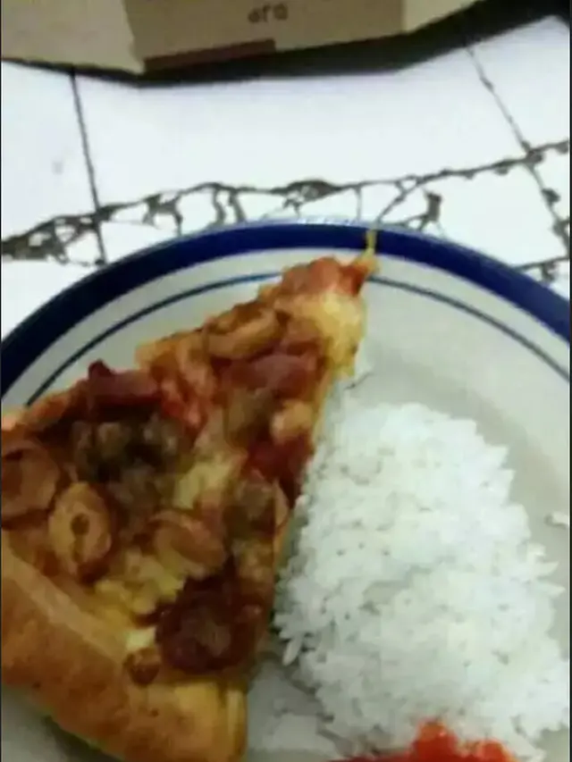 6 Potret Makan Pizza Pakai Nasi Ini Nyeleneh, Orang Indonesia Banget