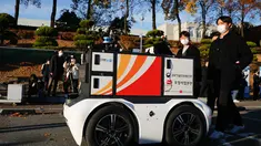 Sebuah robot pengantar dipamerkan di Kampus Sejong Universitas Korea di Kota Sejong, Korea Selatan, pada 28 Oktober 2020. Kampus itu mengadakan acara untuk mendemonstrasikan layanan pengiriman pos dan surat nirawak menggunakan robot otomatis dan kendaraan nirawak. (Xinhua/Wang Jingqiang)