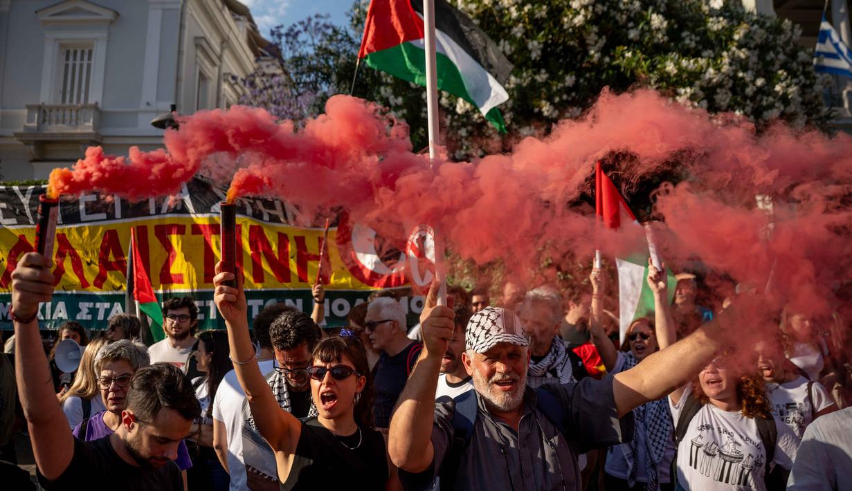 Warga menggelar aksi unjuk rasa menentang pencegatan Armada Solidaritas Global oleh Angkatan Laut Israel di luar Kementerian Luar Negeri, Athena, Yunani, pada 18 Mei 2026. (Aggelos NAKKAS/AFP)