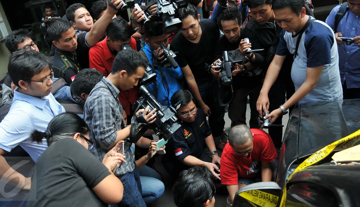 Tersangka memperlihatkan cara meletakkan sabu di kendaraannya, , Jakarta, Kamis (12/11/2015). Polisi hampir dikelabui karena tersangka menyembunyikan sabu di bagian mobil yang sulit dijangkau.  (Liputan6.com/Gempur M Surya)