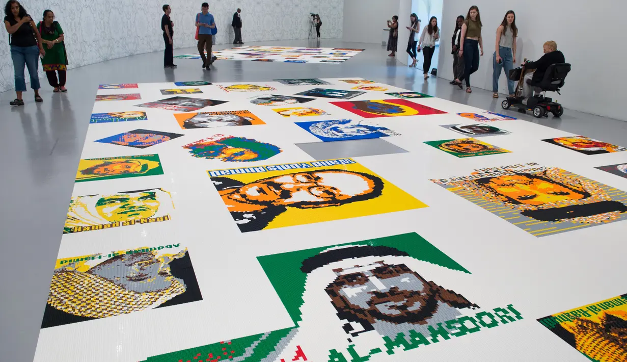 Karya seni gambar bertajuk Ai Weiwei: Trace di Museum Hirshhorn, Washington, AS, 28 Juni 2017. Karya tersebut terdiri dari 176 potret yang disusun dari ribuan batu bata Lego. (AFP PHOTO / PAUL J. RICHARDS)