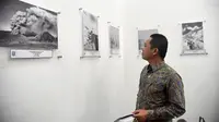 Bupati Lumajang Thoriqul Haq melihat  pameran Erupsi Gunung Semeru di Pendopo Kabupaten Lumajang (Istimewa)