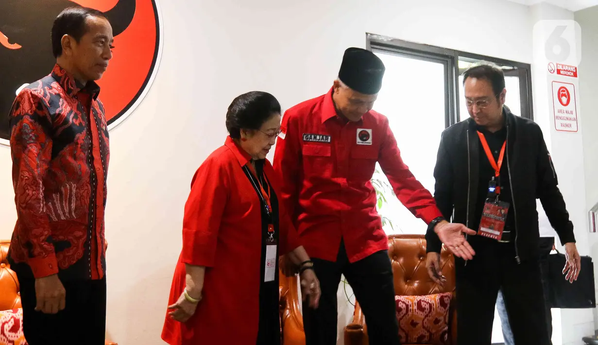 <p>Presiden Joko Widodo atau Jokowi bersama Ketua Umum PDIP Megawati Soekarnoputri dan Ketua DPP PDIP Prananda Prabowo setelah konferensi pers seusai pembukaan Rakernas III PDIP di Sekolah Partai Lenteng Agung, Jakarta Selatan, Selasa (6/6/2023). (Liputan6.com/Herman Zakharia)</p>