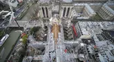 Katedral Notre Dame de Paris digambarkan dari puncak menara di Paris, Prancis pada Jumat (8/12/2023).  Katedral Notre Dame Paris diperkirakan akan dibuka kembali untuk pengunjung dan umat Katolik pada akhir tahun 2024 setelah kebakaran hebat melanda atap gedung pada 15 April 2019.  (Foto AP/Christophe Ena, Kolam Renang)