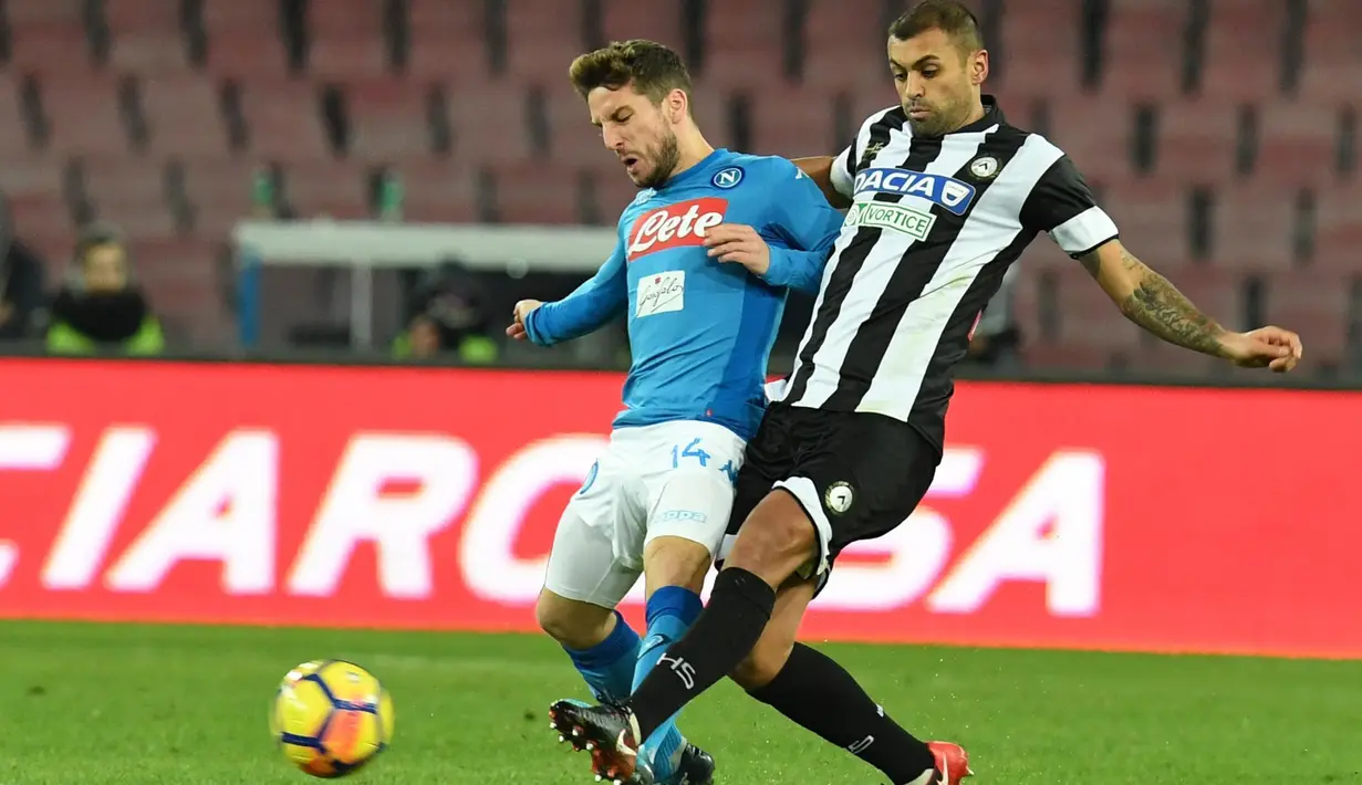 Pemain Napoli, Dries Mertens (kiri) berebut bola dengan pemain Udinese, Danilo pada laga Coppa Italia di San Paolo stadium, Naples, (19/12/2017). Napoli menang 1-0.  (Ciro Fusco/ANSA via AP)