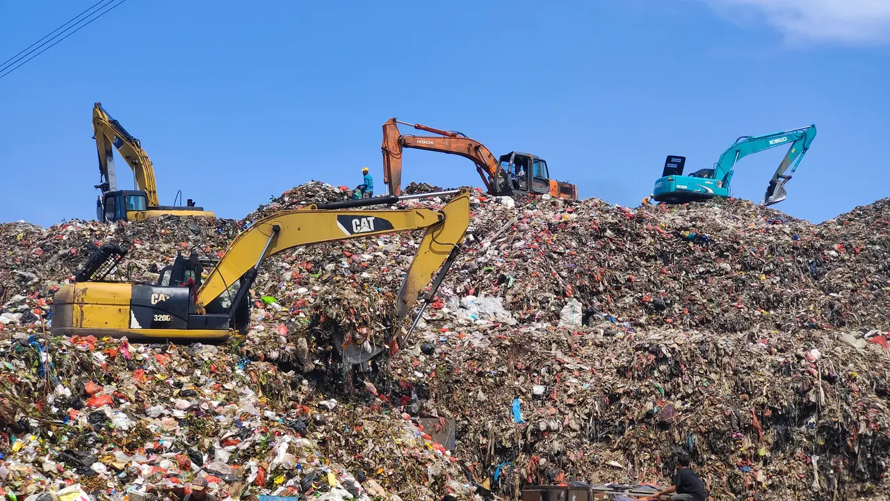 Tumpukan Sampah di TPA Cipayung Depok