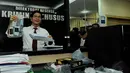 Petugas menunjukkan beberapa barang bukti terkait kasus dugaan pemerasan oleh akun Twitter @Triomacan2000, Jakarta, Senin (3/11/2014). (Liputan6.com/Andrian M Tunay)