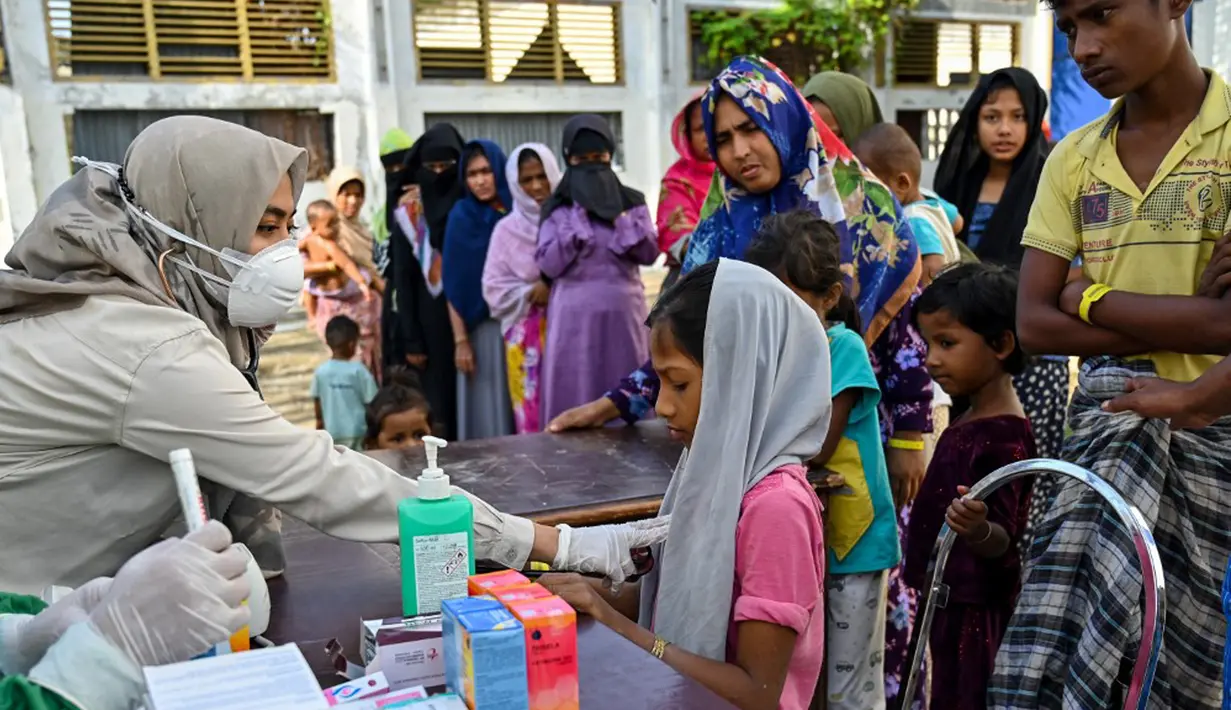Kegiatan pelayanan pemeriksaan kesehatan tersebut rutin dilakukan Rumah Sakit Pendidikan Universitas Syiah Kuala terhadap pengungsi Rohingya di Balai Meseuraya Aceh (BMA) setiap Senin dan Kamis selama Januari 2024. (CHAIDEER MAHYUDDIN/AFP)